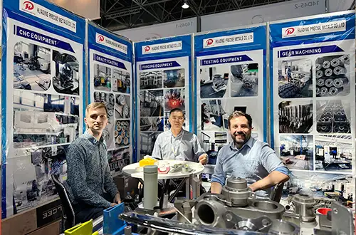 Participați la expoziții la domiciliu și în străinătate