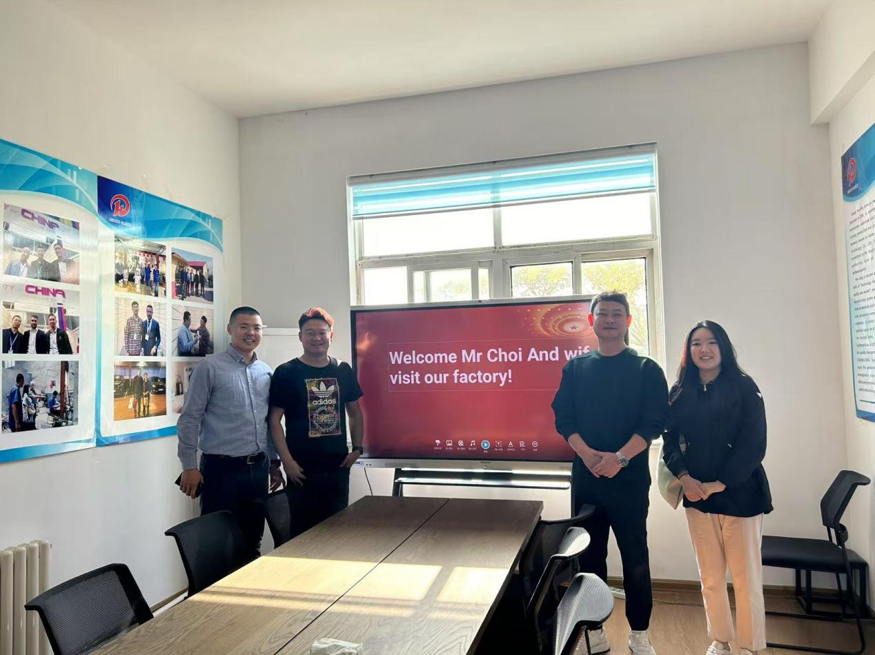 Clienții coreeni vizitează fabrica noastră