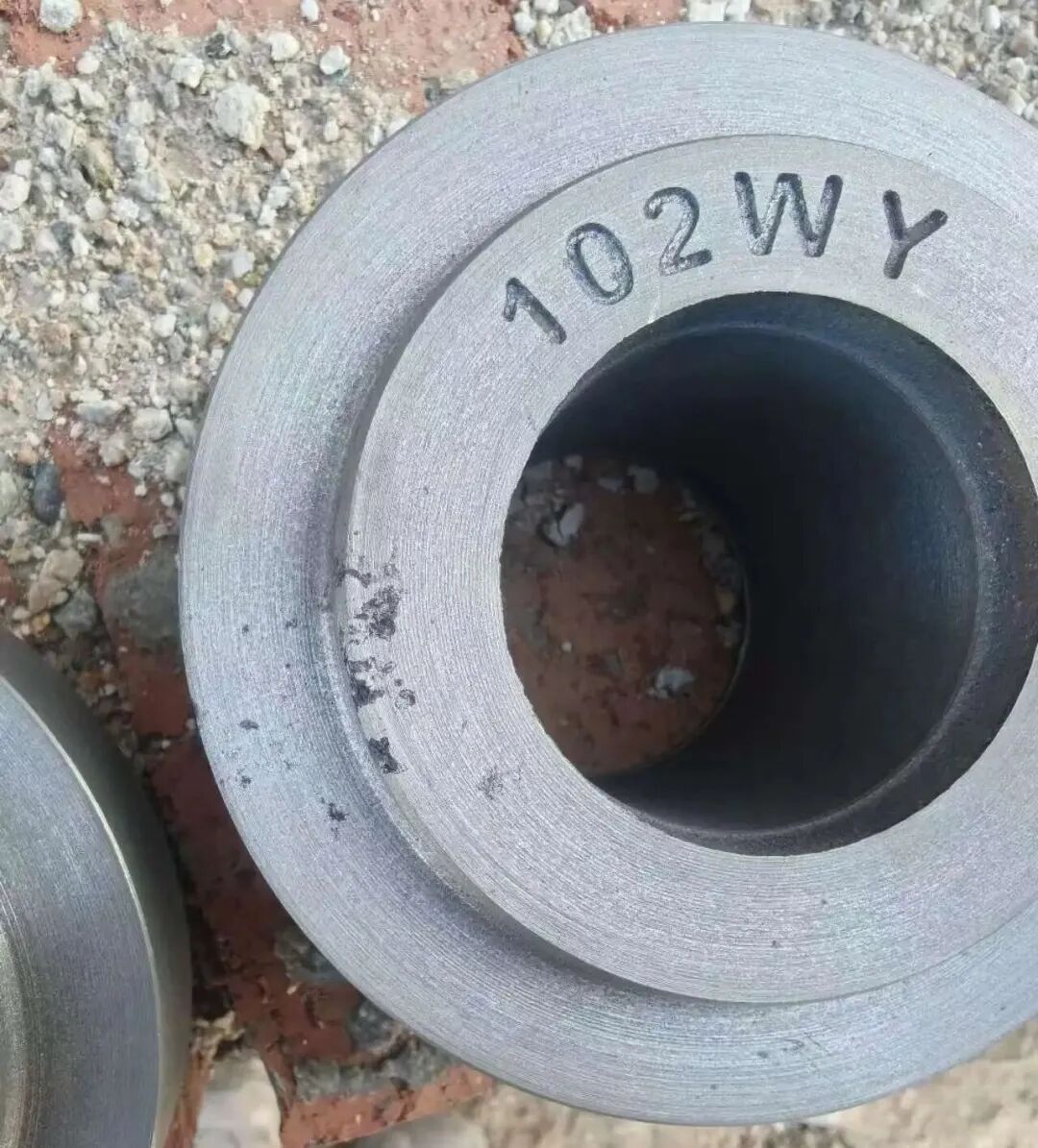 Care sunt caracteristicile defectelor de spălare cu nisip în producția de piese din fontă cenușie folosind nisip verde? Care este diferența dintre defectele ochiului de zgură?