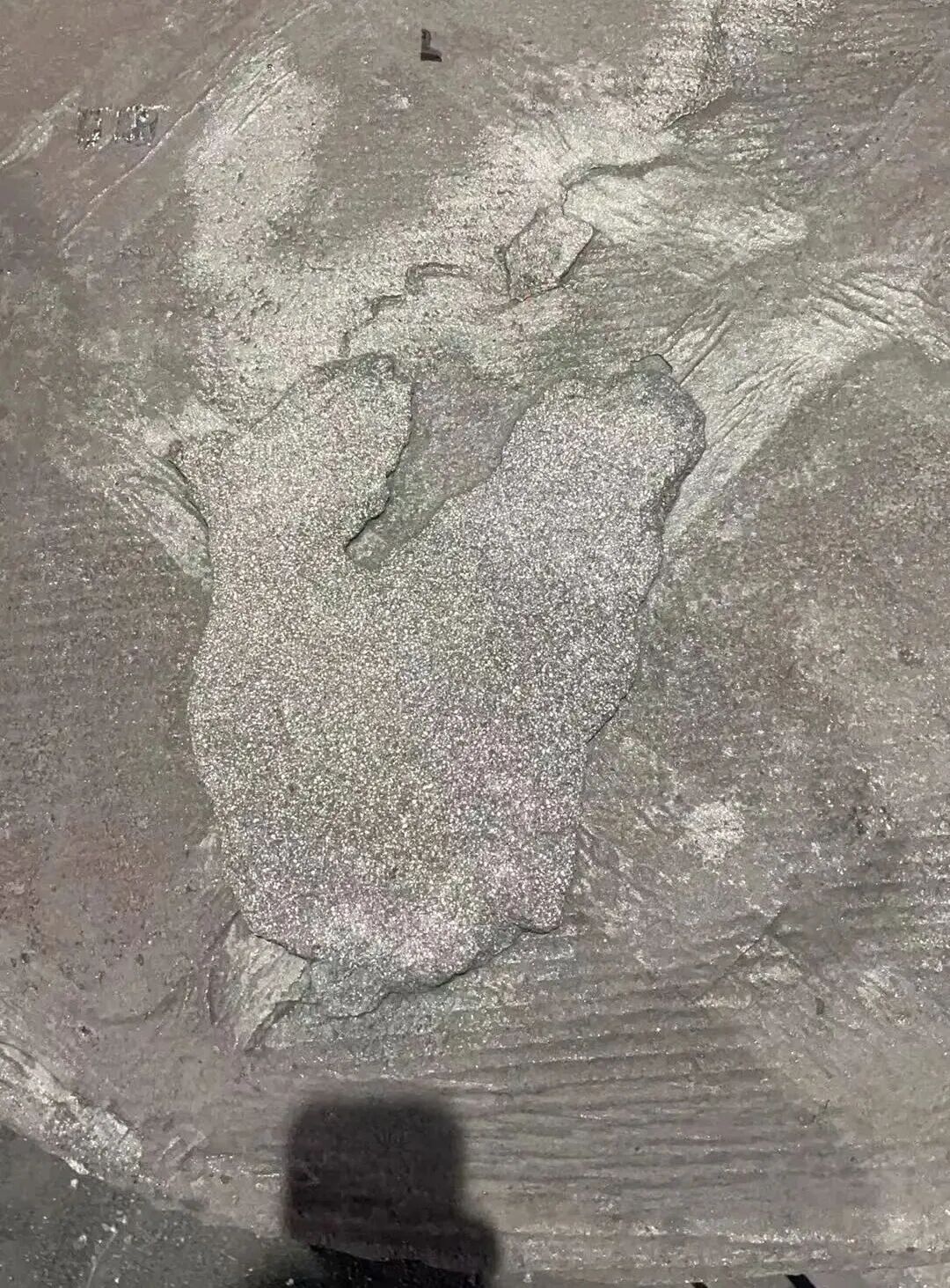 Cum pot fi rezolvate defecte precum coșurile de nisip de pe suprafața superioară a pieselor din fontă cenușie produse prin turnarea cu nisip cu rășină?